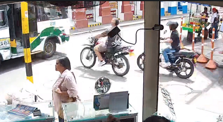Video: Cuando no quieres esperar la parada, se montó al bus ¡con motorita y todo!