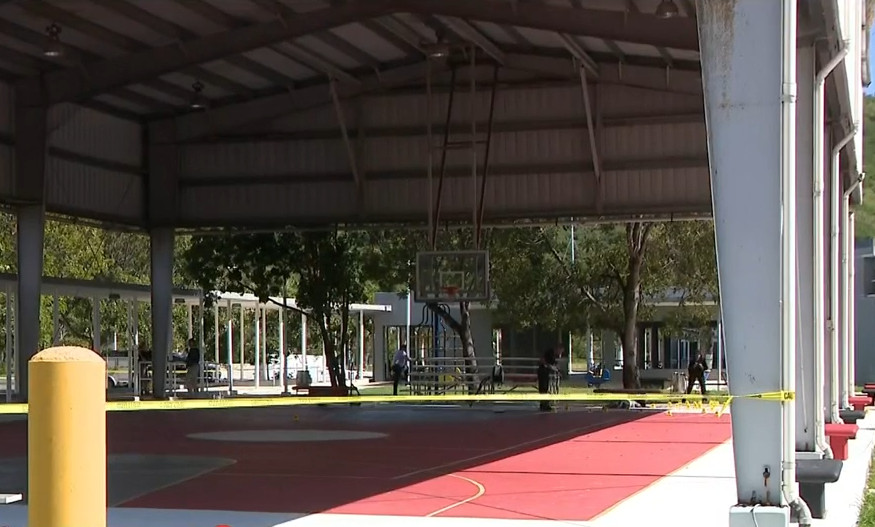 Video: Identifican a hombre asesinado en una cancha de Ponce