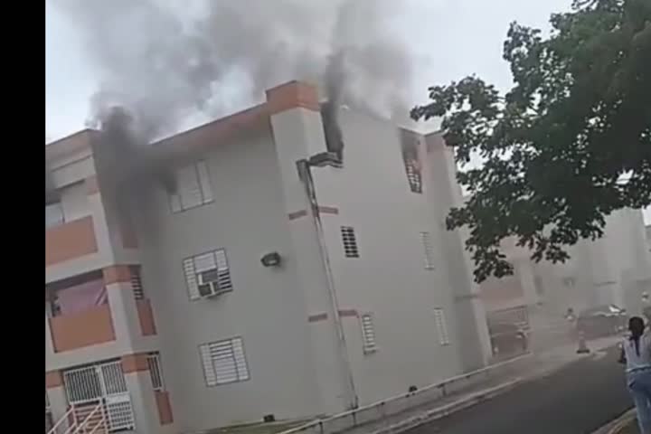 Video:  Ahora se incendia a partamente en residencial Manuel A Perez de San Juan