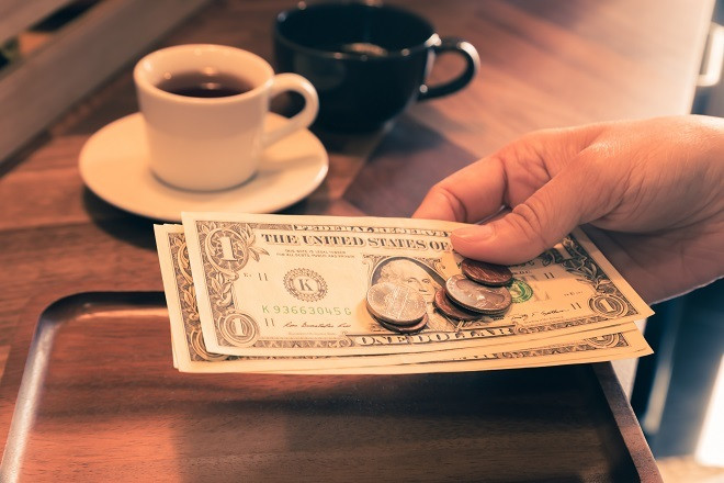 Video: Lo que debes saber sobre el pago de propinas en restaurantes