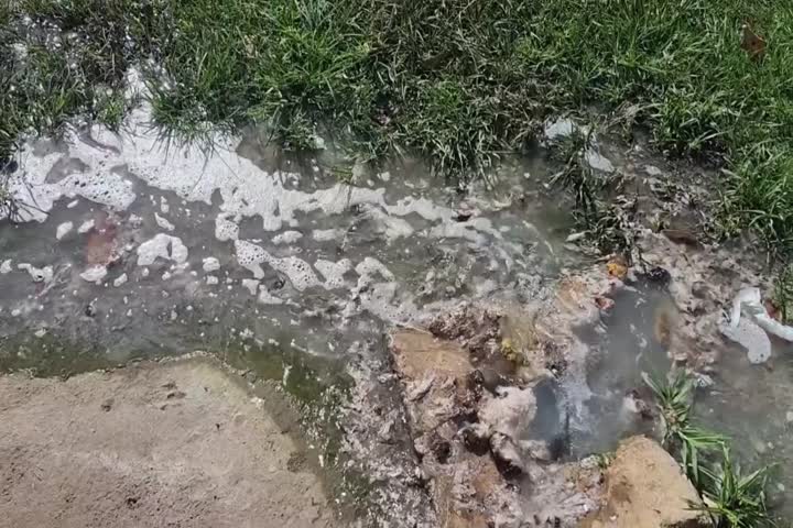 Video: Residentes de Toa Baja denuncian desborde de aguas negras por casi un mes, adultos mayores piden ayuda urgente