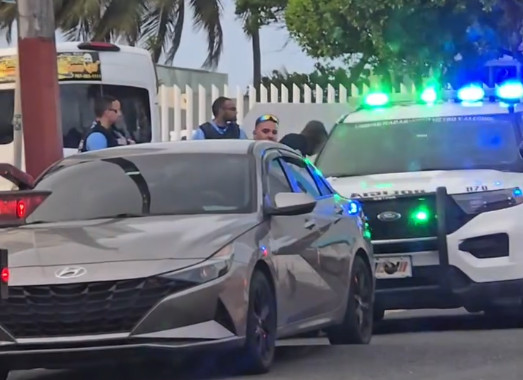 Video: Municipales de Carolina arrestan conductor "Borracho" con carro que buscaba el banco