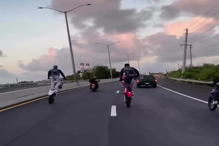 Video: Enfrentamiento entre conductor y motoras en PR