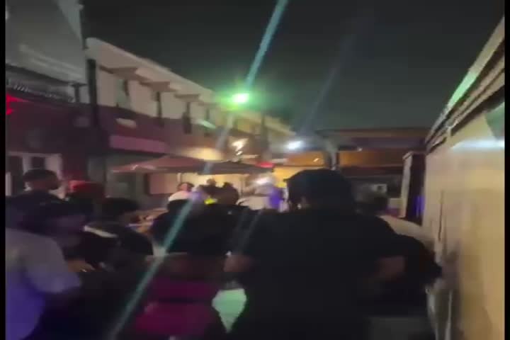 Video: Se forma el verdadero "Royal Rumble" entre Turistas y Boricuas en la Placita de Santurce