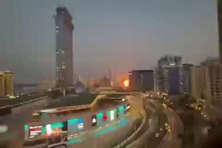 Video: Impacto de un dron iraní en Dubai, Emiratos Árabes