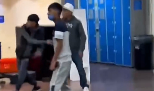 Video: Captado en video: Presuntos ladrones desatan el caos dentro de Walmart al ser descubiertos
