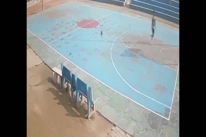 Video: Cámara capta momento en que un joven intenta "Donkear" una bola y el canasto le cae en encima