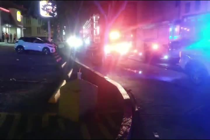 Video: "Gatilleros" con armas largas chocan y se vuelcan en Santurce