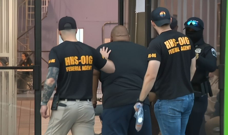 Video: Federales arrestan a baloncelista “Guayacán” y otras 23 personas por fraude con medicamentos