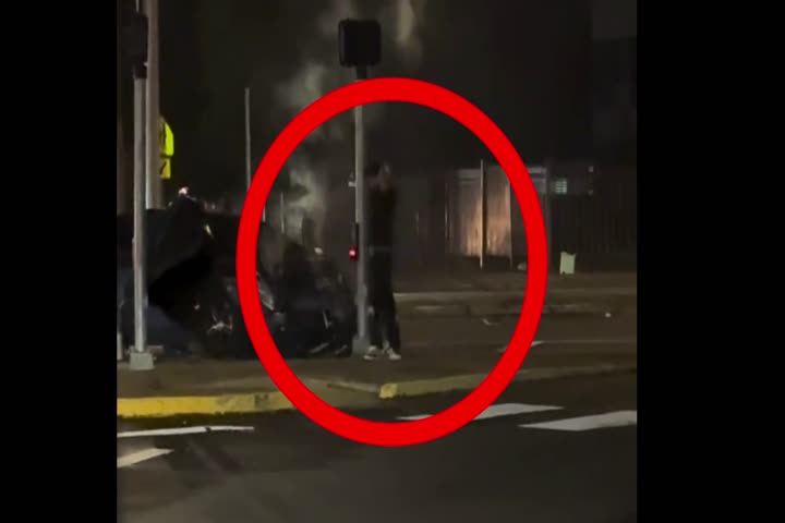 Video Viral: Joven conductor frustrado luego de dejar su carro "Pegaoo" en Un poste de Caguas