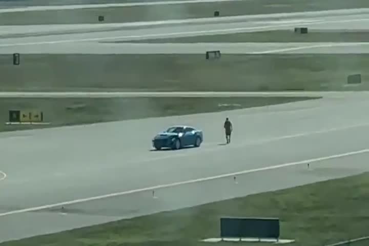 Video: Hombre entra en un Mustang a pista de aeropuerto e intenta secuestrar avión de escuela de aviación en Florida