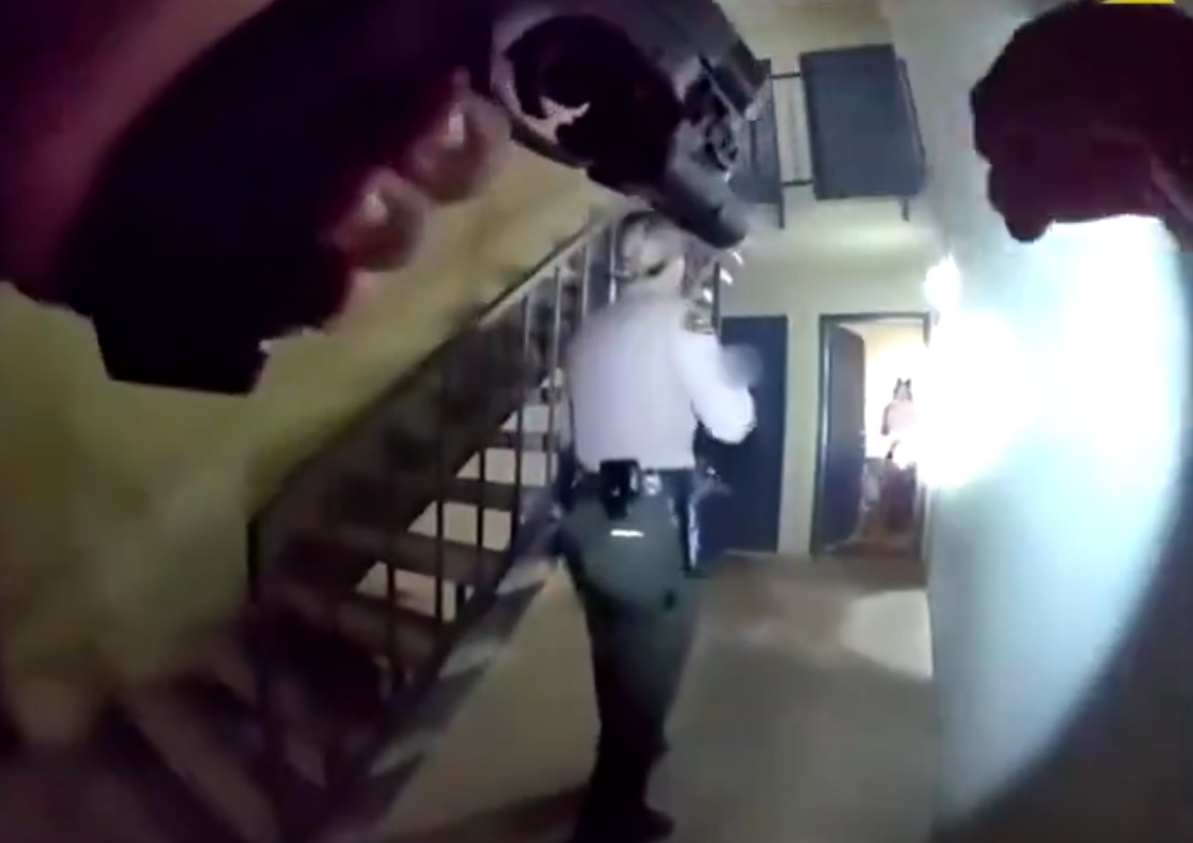 Video: Mujer policía salva a un hombre de su novia “tóxica” que intentaba acuchillarlo