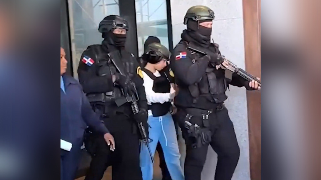 Video: Momentos en que trasladan a Yailín "La más viral" al tribunal por caso de armas