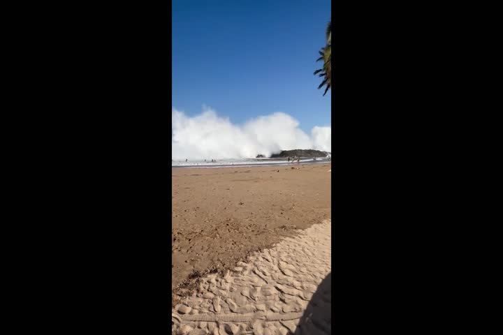 Video:  Otro ciudadano capto el momento en que el mar se metió a la playa de Vega Baja