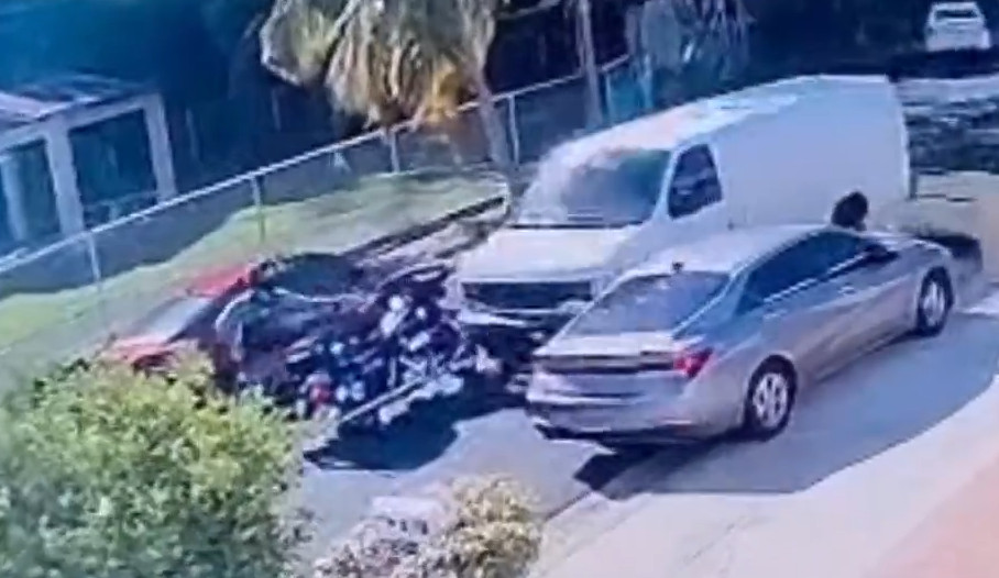Video: Captado en video sospechoso de hurto de guagua intenta atropellar a policía en Bayamón