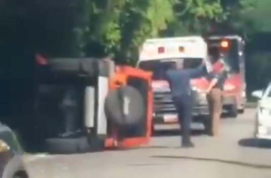 Video:Jeep volcada tras accidente de tránsito en la cuesta de Las 3 Monjitas en Arecibo