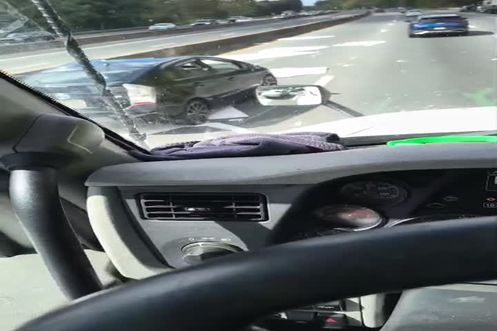 Video: Camión deja varias planchas de mármol en pleno expreso