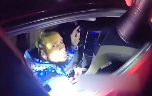 Video: Se le ocurrió apuntar a un policía con un arma estando rodeado