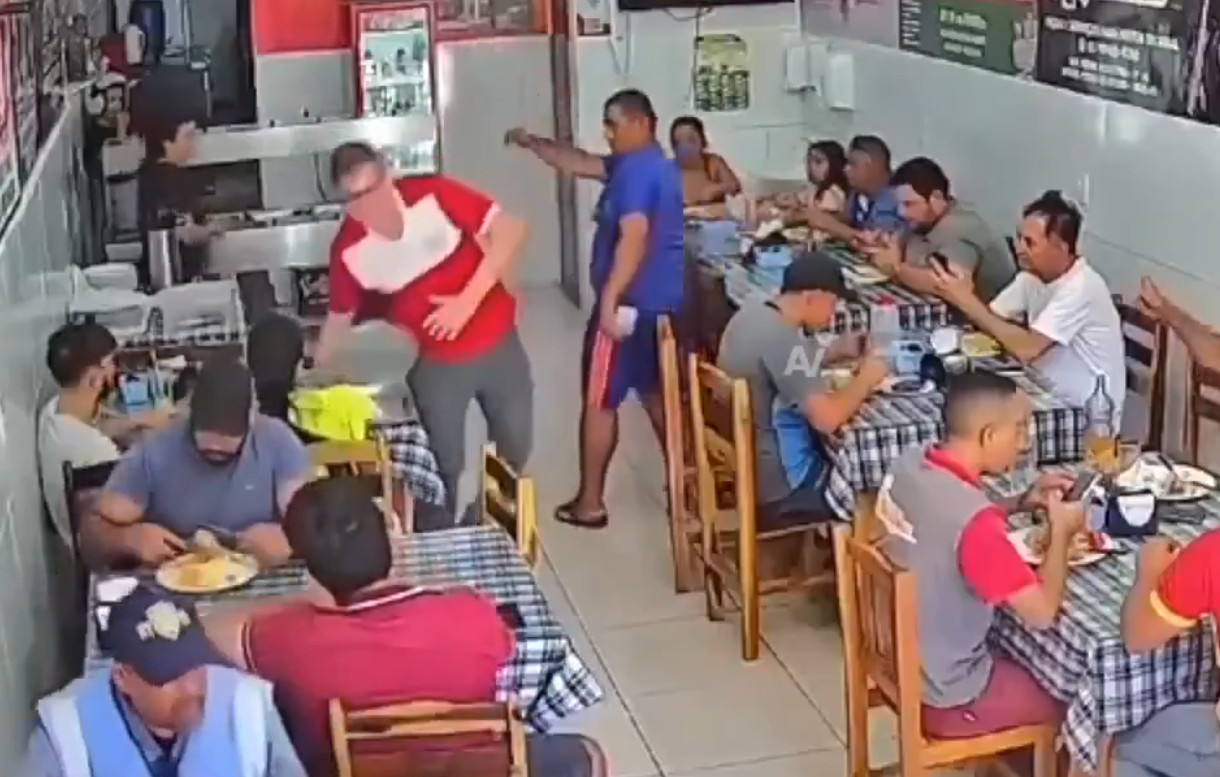 Video: Empuja a un mesero pensando que no iba a hacer nada, mira lo que pasó