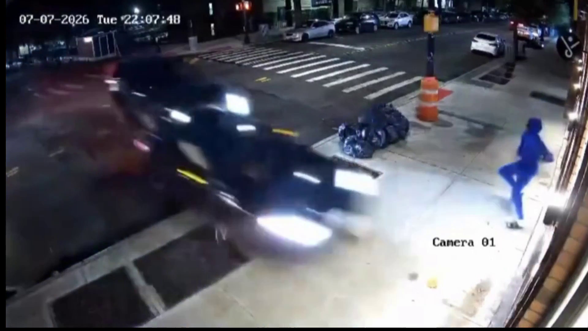 Video: Captado en video: Violento choque entre Cadillac y BMW deja un peatón herido y dos conductores arrestados en Nueva York