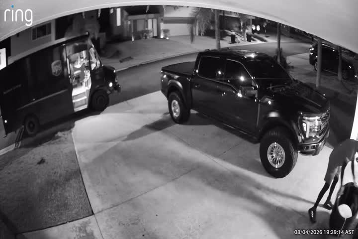Video en PR: Llegó el chofer de UPS y luego de hacer la entrega, la bebe de la casa sale a despedirse