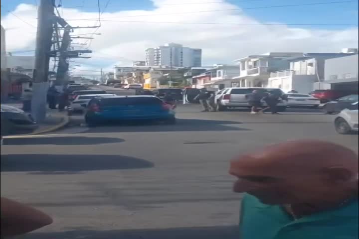 Video de mas arrestos hoy a inmigrantes en Barrio Obrero