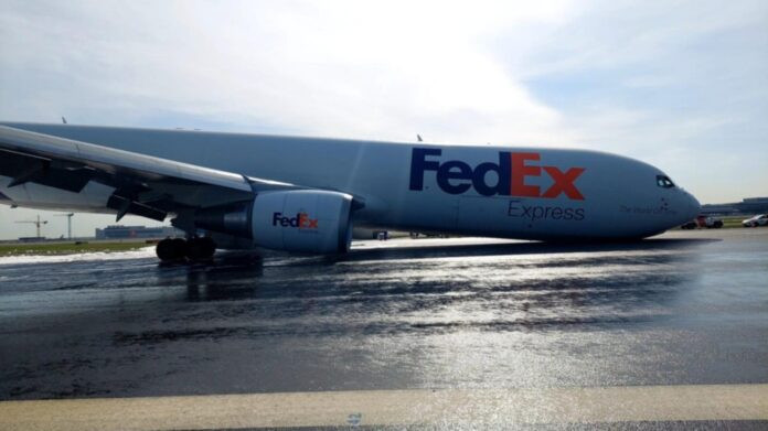 Video: Un Boeing 767 de FedEx aterriza de emergencia en Estambul: tren de aterrizaje falla en dos intentos