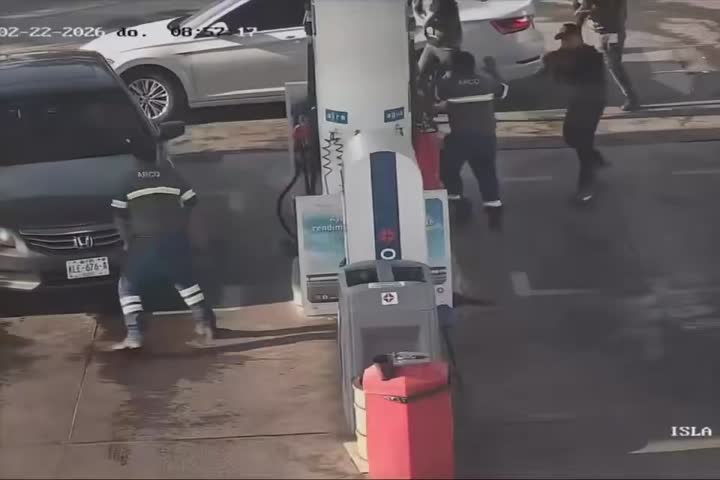 Video del momento en que presuntos integrantes de un cartel llegan a una gasolinera y le prenden fuego