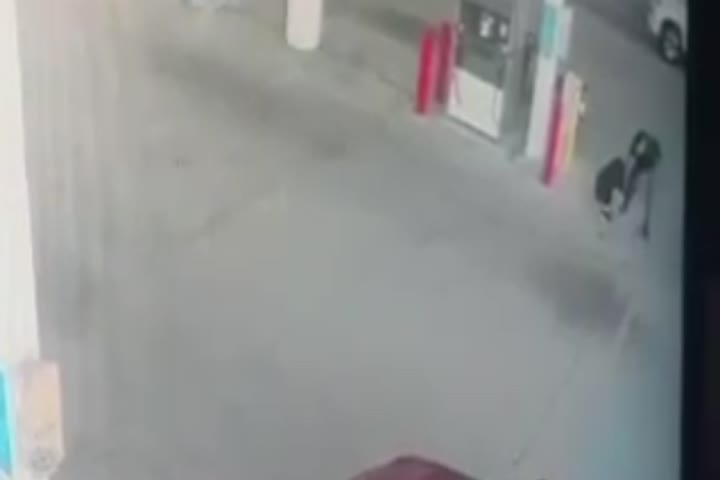 Video: Publican video del momento en que un ?Chamaquito? apunta a un policía con una pistola en una gasolinera de Vega Alta