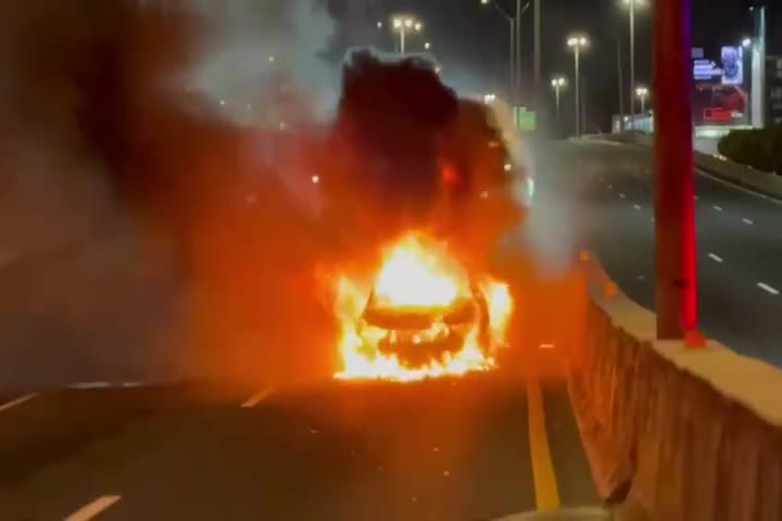 Video: Se incendia vehículo anoche en el expreso Martínez Nadal en Guaynabo