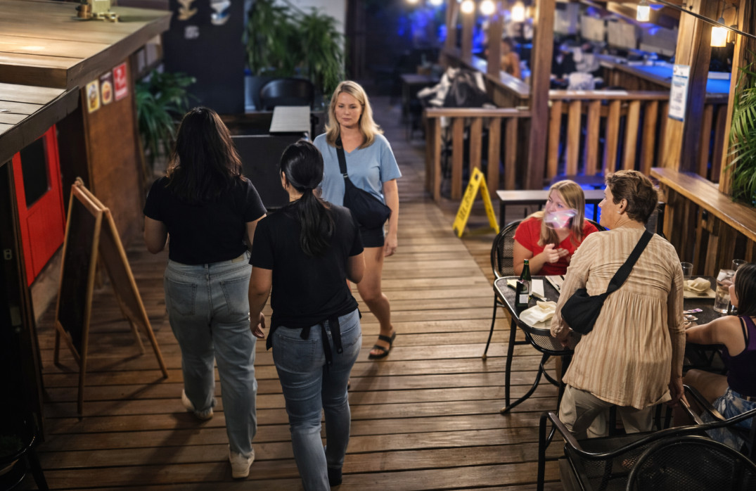 Video: Doñas gringas se ponen problemáticas en negocio de Fajardo exigiendo que se hable inglés porque "This is America!"