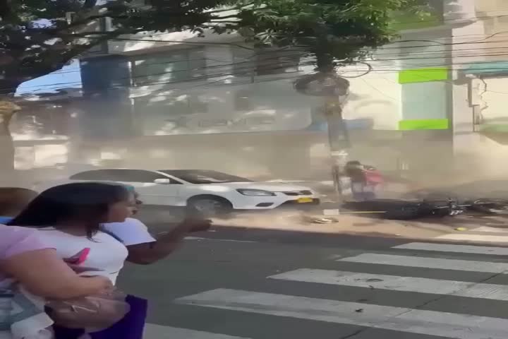 Video capta el momento en que un techo cae sobre 4 personas en Colombia