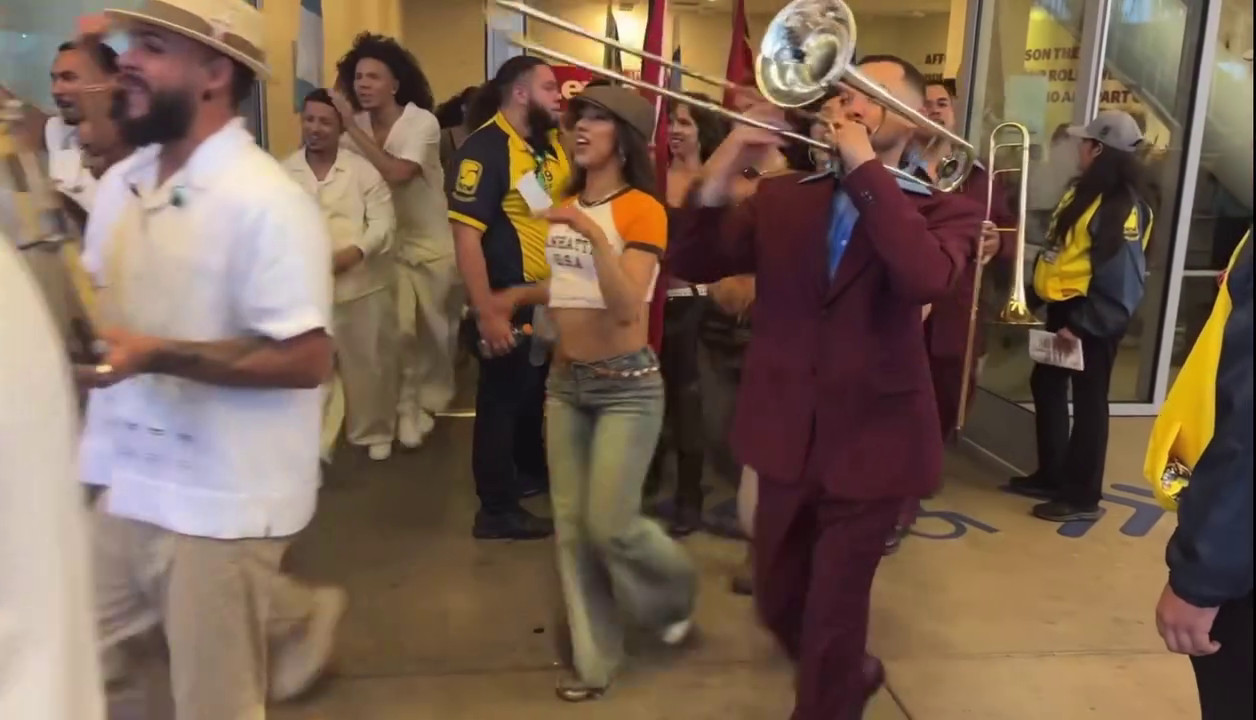 Video: Vea cómo parte del equipo de trabajo de Bad Bunny continuó la rumba al salir del Half Time