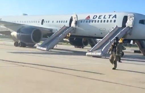 Video: Pasajeros huyen por los toboganes tras emergencia en un vuelo de Delta