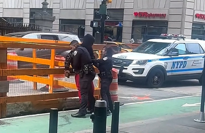 Video: Mujer policía en New York termina arrastrada intentando arrestar un hombre