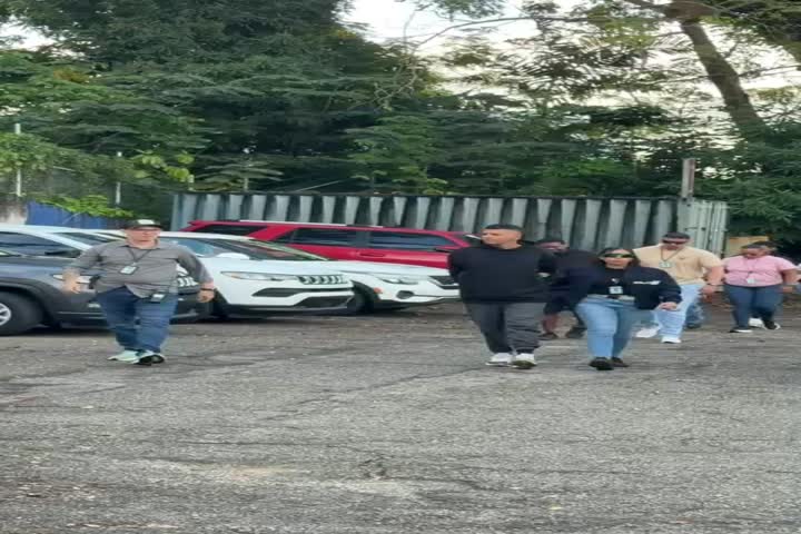 Video: Arrestan a cuatro personas y ocupan drogas durante allanamiento en residencial Los Mirtos en Carolina