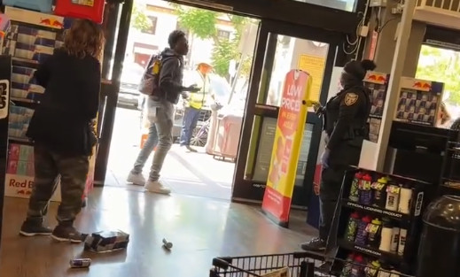 Video: Fue a robarse una caja de Red Bull, se puso guapo con la seguridad y terminó en el piso con el táser pegao