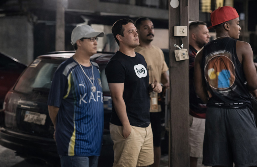 Video: Mujer se vistió de hombre para seguir a su esposo al bar y confirmar si veía el partido