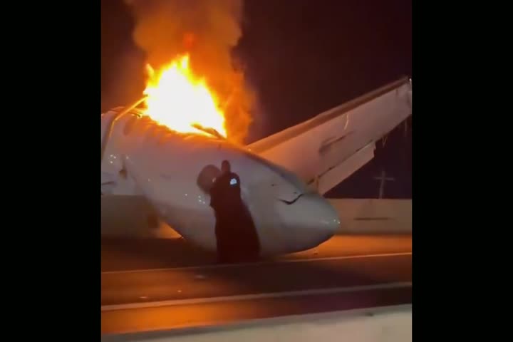 Video: Avión ejecutivo se estrella en autopista de Texas durante aterrizaje de emergencia, reportan un muerto y cinco heridos