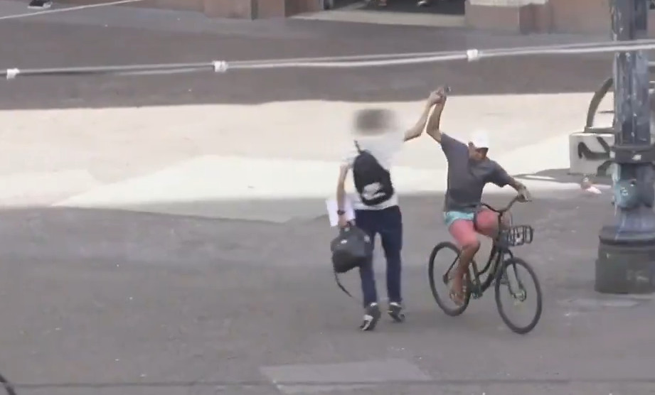 Video: Ladrón en bicicleta le quita el celular a un joven, pero miren lo que paso