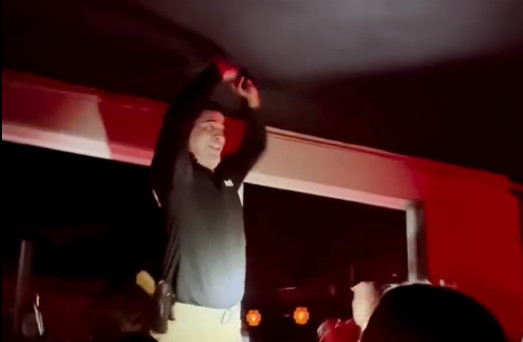 Video: Guardia de seguridad se convierte en "Striper" en La Sanse 2026