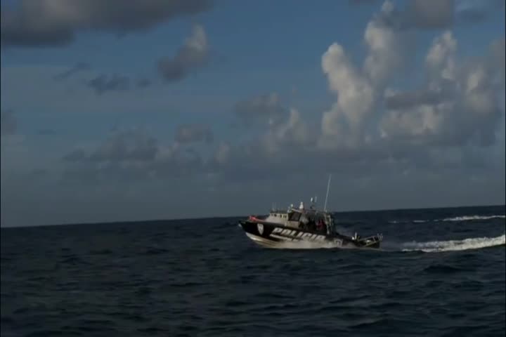 Video: Policías Municipales de San Juan rescatan a personas arrastradas por el mar en Condado