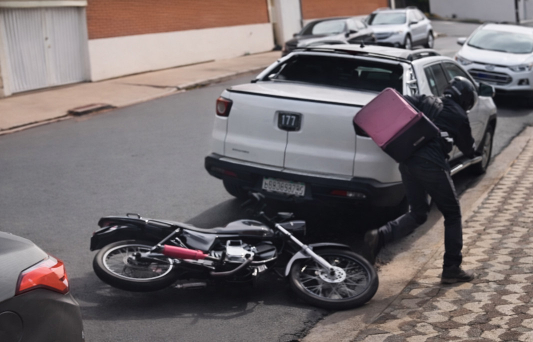 Video: Repartidor en motora escapaba de la policía y mira lo que pasó