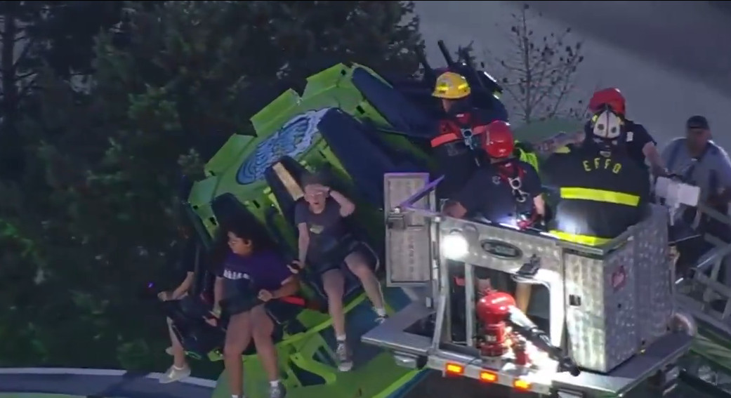 Video: Falla atracción en Long Island y deja a niños y padres atrapados a más de 50 pies de altura