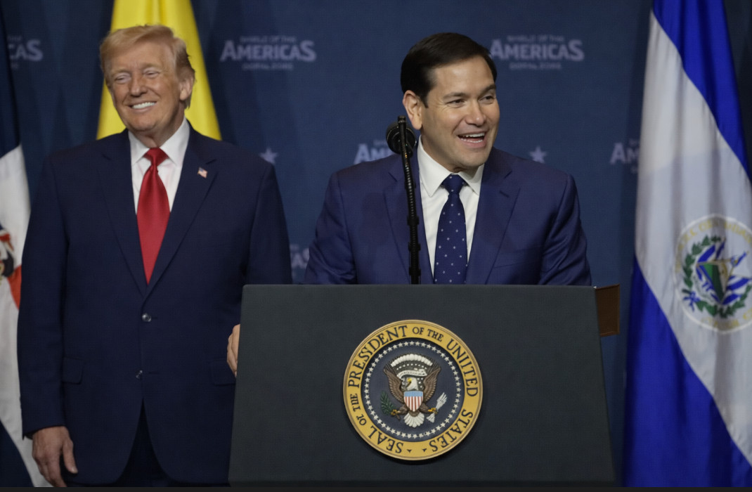 Video: Marco Rubio cambia al español frente a líderes latinos y le dice a Trump que puede ser el intérprete