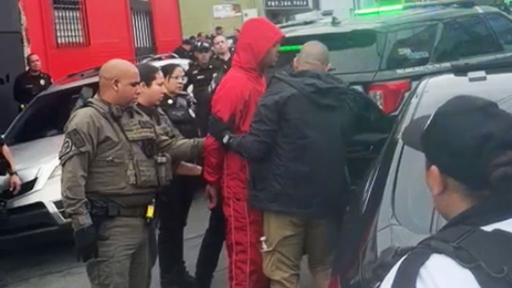 Video: Negociador de los municipales de San Juan logra que conductor atrincherado salga del auto