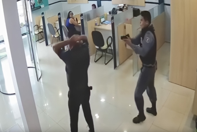Video: Delincuentes disfrazados de policías asaltan banco en Brasil y capturan a guardia de seguridad