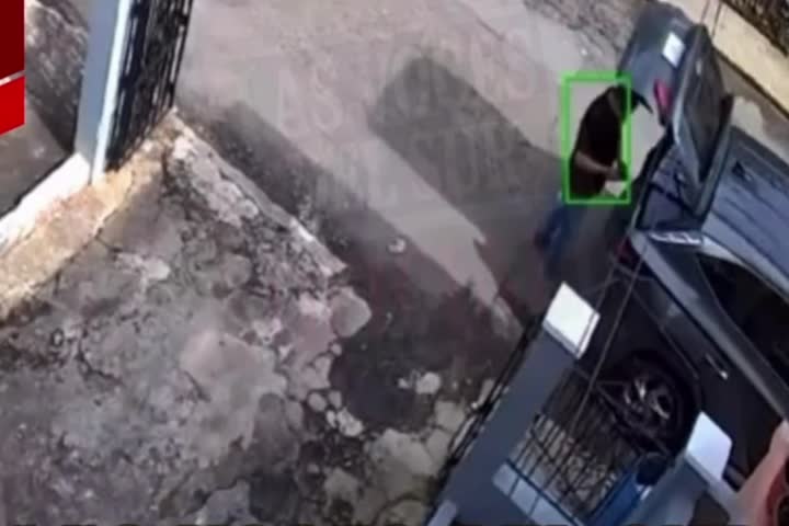 Video: Cámara de seguridad capta a repartidor robando una compra tras fingir entrega de Walmart en Adjuntas