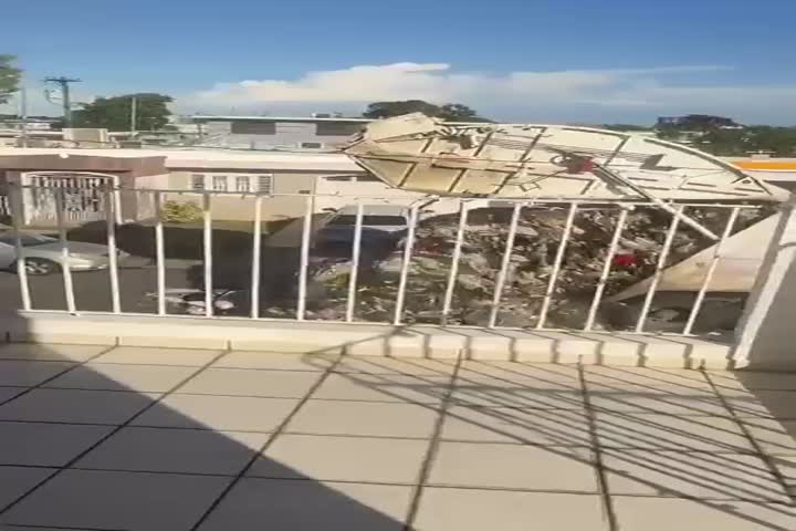 Video: Camión de basura sufre avería y provoca derrame en la calle 231 de la tercera extensión de Country Club, Carolina