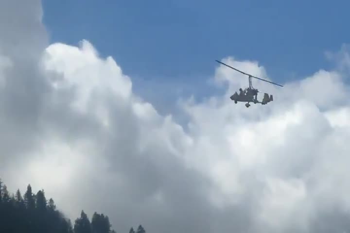 Video: Captado en video:Dos personas mueren tras autogiro chocar contra cables de un teleférico en Italia